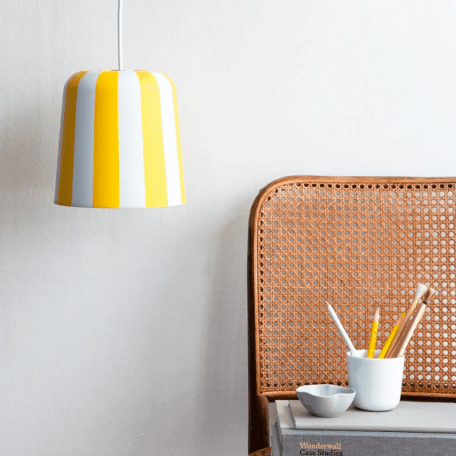 dekoracyjna-wiszaca-lampa-gry-fager-20-w-zoltym-kolorze-od-dyberg-larsen