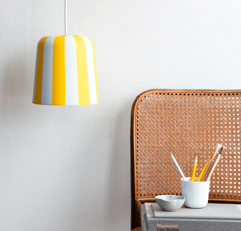 Dekoracyjna wisząca lampa Gry Fager 20 w żółtym kolorze od Dyberg Larsen