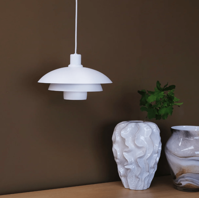 Dekoracyjna wisząca lampa w białym kolorze nad kredens Morph 30