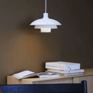 dekoracyjna-wiszaca-lampa-w-bialym-kolorze-nad-kredens-morph-30