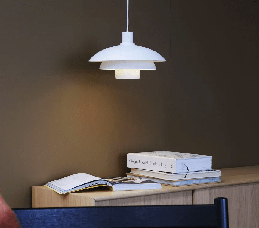 Dekoracyjna wisząca lampa w białym kolorze nad kredens Morph 30