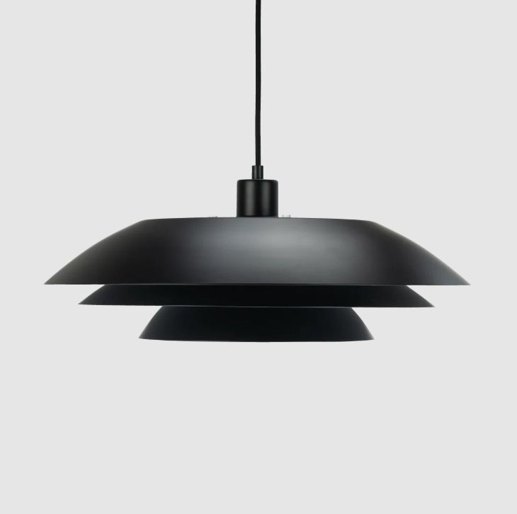Duża wisząca lampa DL45 w kolorze czarnym od duńskiej marki Dyberg Larsen