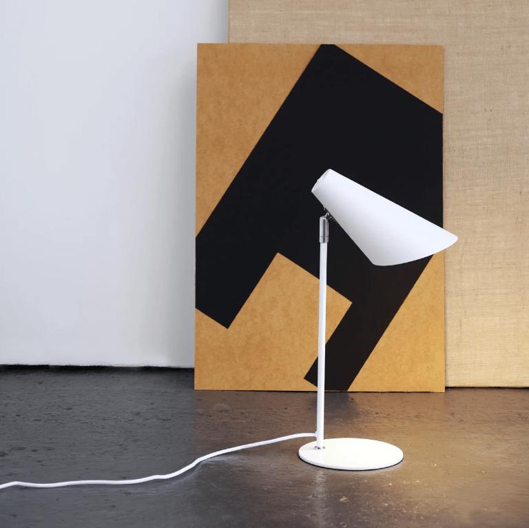 Elegancka biała lampka na biurko Cale z akcentem srebrnego przegubu