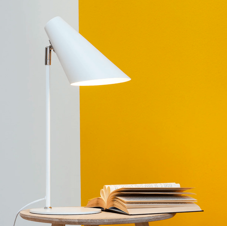 Elegancka biała lampka na biurko Cale z akcentem srebrnego przegubu