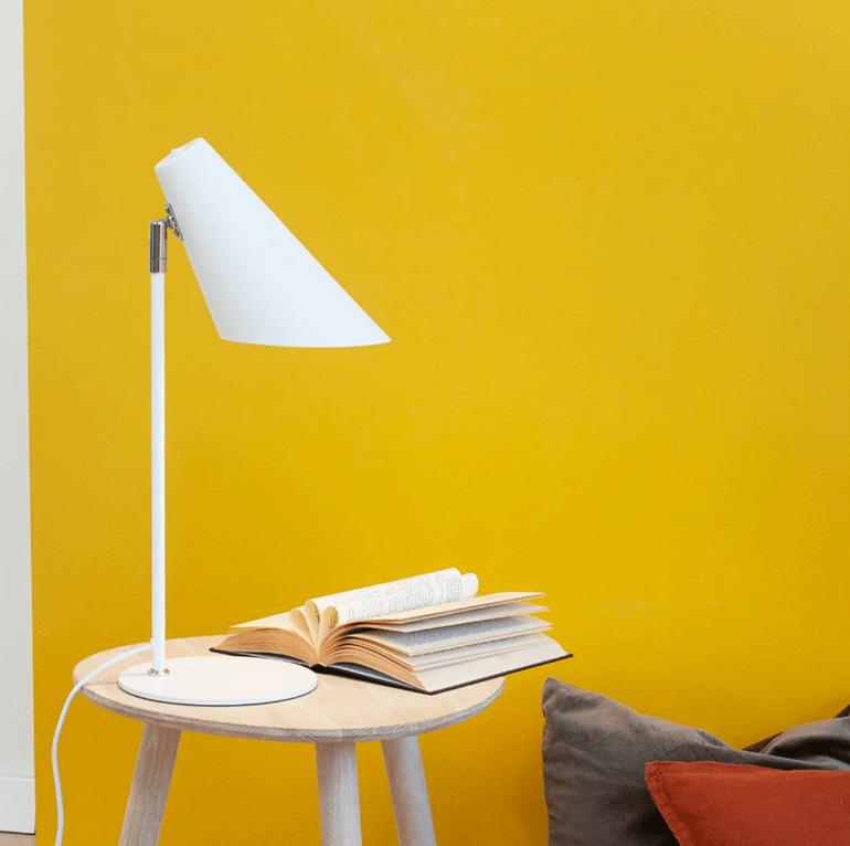 Elegancka biała lampka na biurko Cale z akcentem srebrnego przegubu