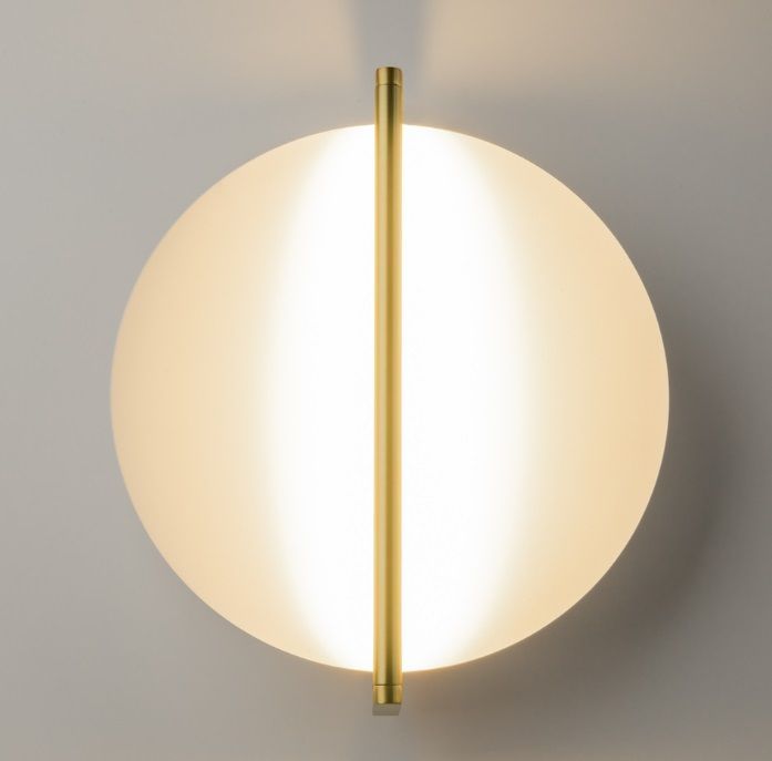 Złoty kinkiet LED Mira o płaskiej konstrukcji, emitujący odbite światło do salonu