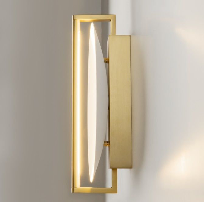 Złoty kinkiet LED Mira o płaskiej konstrukcji, emitujący odbite światło do salonu