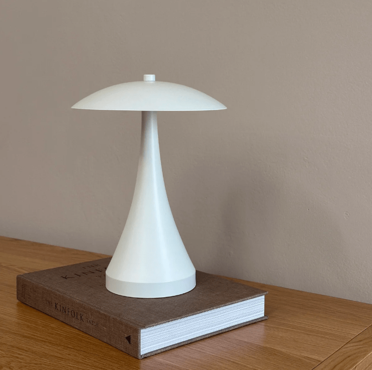 Mobilna biała lampka stołowa Vienna LED z możliwością ładowania przez USB