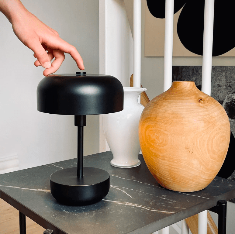 Mobilna lampa LED Haipot w kolorze czarnym, odporna na warunki atmosferyczne (IP44), z możliwością ładowania przez USB