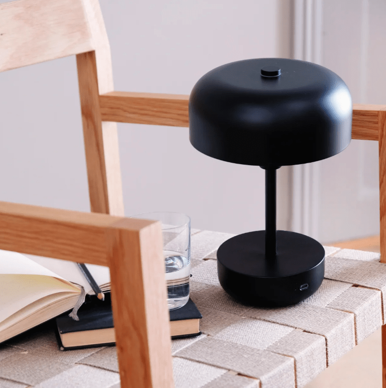 Mobilna lampa LED Haipot w kolorze czarnym, odporna na warunki atmosferyczne (IP44), z możliwością ładowania przez USB