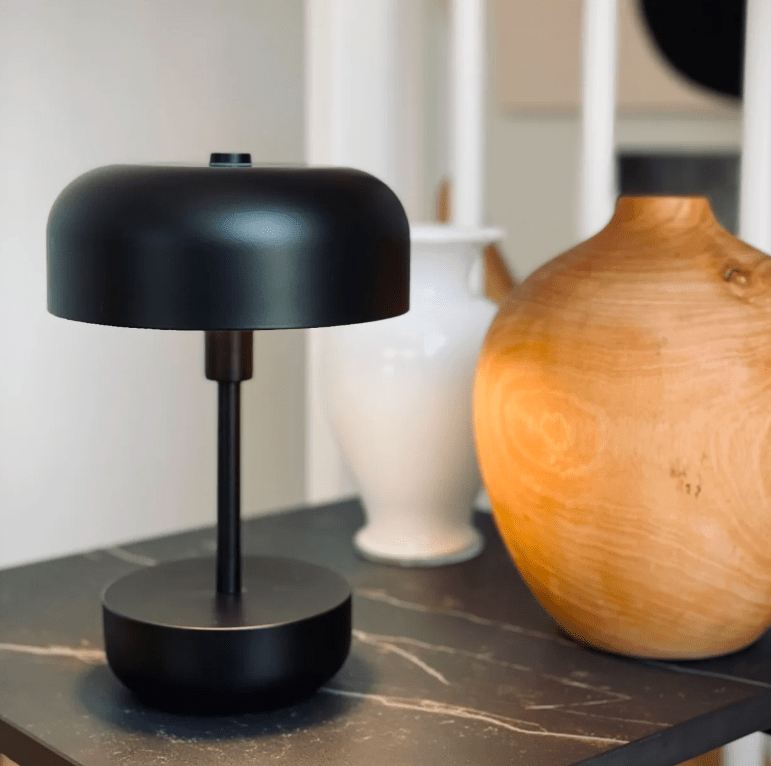 Mobilna lampa LED Haipot w kolorze czarnym, odporna na warunki atmosferyczne (IP44), z możliwością ładowania przez USB