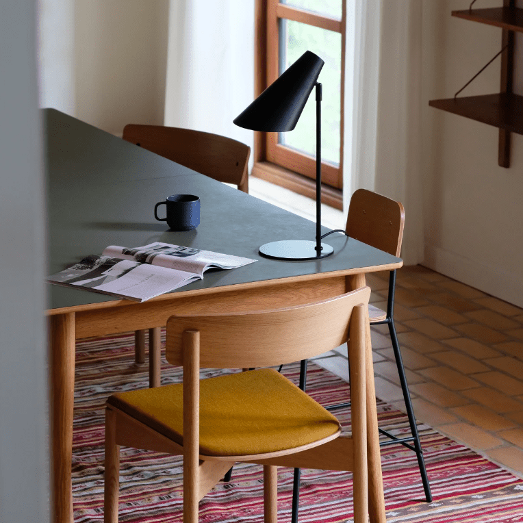 Nowoczesna i regulowana lampka biurkowa Cale
