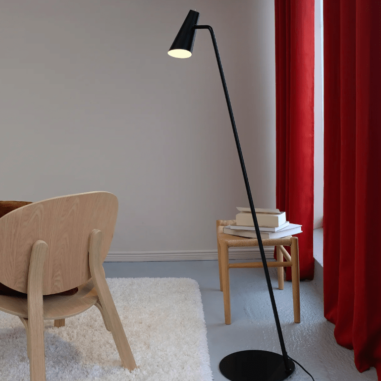 Nowoczesna lampa podłogowa Noa z włącznikiem umieszczonym w kloszu