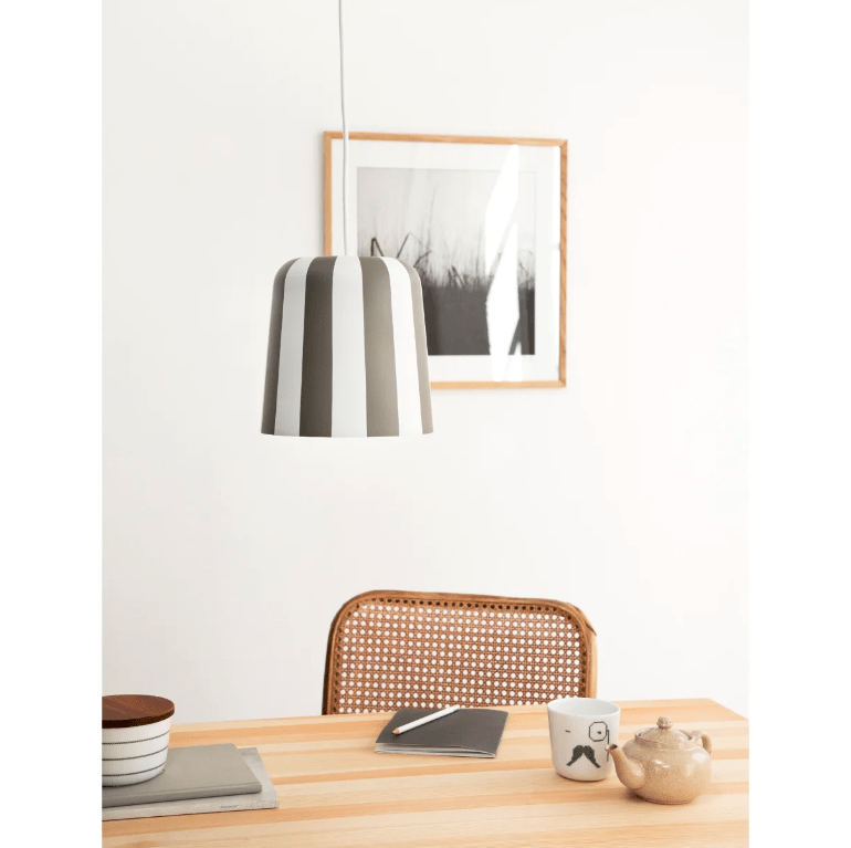 Nowoczesna wisząca lampa Gry Fager w szaro-białe paski