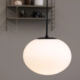 owalna-szklana-lampa-wiszaca-princess-28-od-dyberg-larsen-w-duzym-rozmiarze