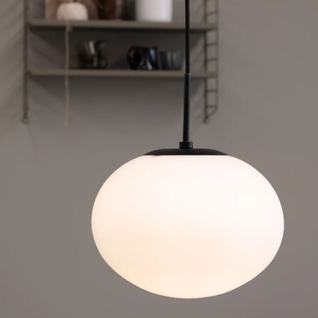 owalna-szklana-lampa-wiszaca-princess-28-od-dyberg-larsen-w-duzym-rozmiarze