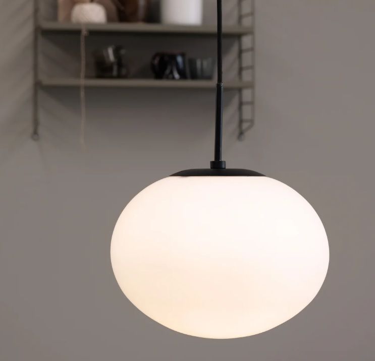 Owalna szklana lampa wisząca Princess 28 od Dyberg Larsen w dużym rozmiarze