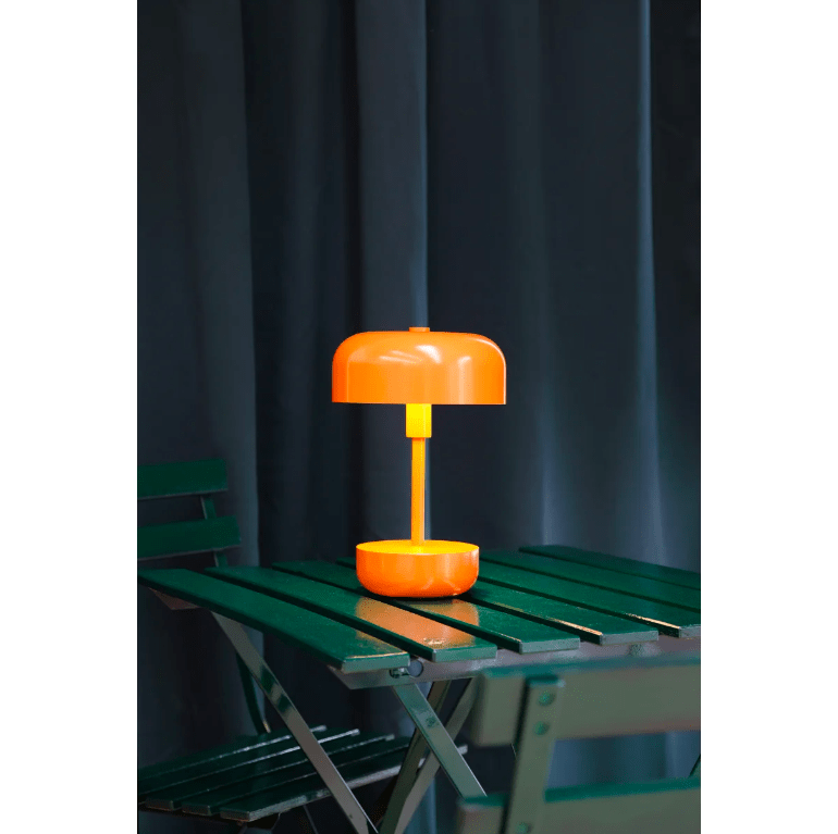 Pomarańczowa lampka stołowa Haipot LED na taras i balkon, zasilana bateriami i USB, o klasie ochrony IP44