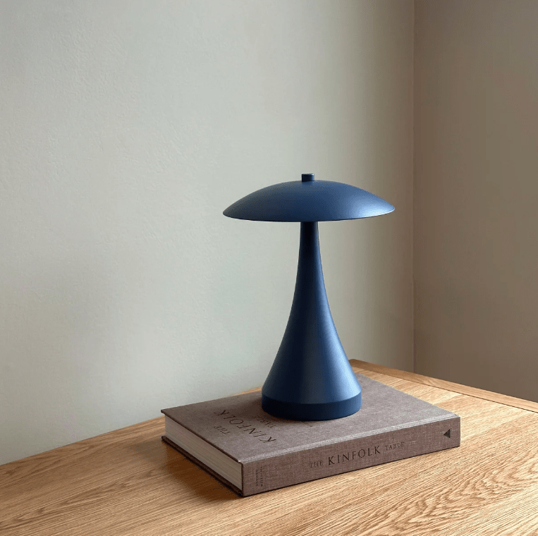 Przenośna lampa LED Vienna indigo z regulacją jasności i wbudowanym akumulatorem