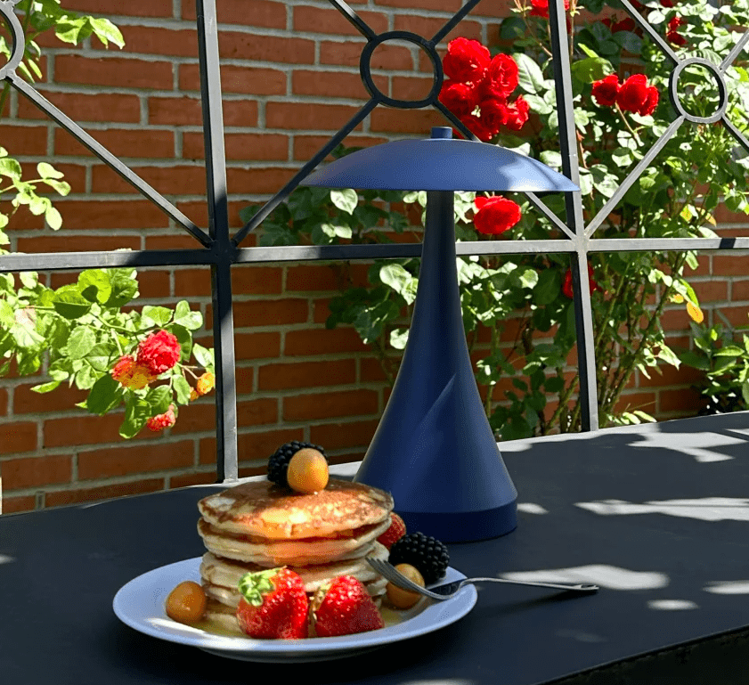 Przenośna lampa LED Vienna indigo z regulacją jasności i wbudowanym akumulatorem