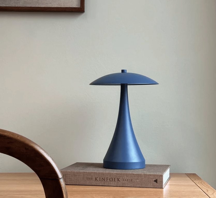 Przenośna lampa LED Vienna indigo z regulacją jasności i wbudowanym akumulatorem