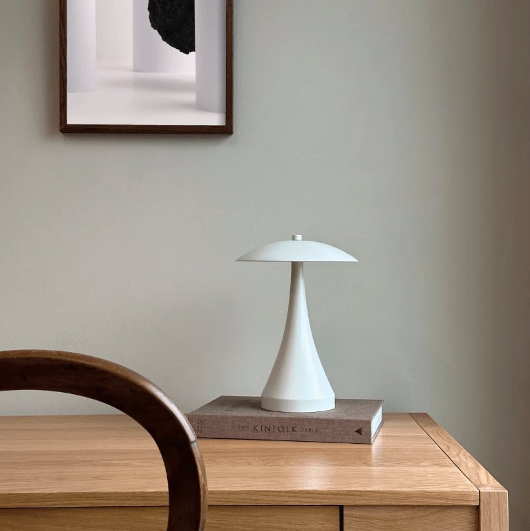 Przenośna lampka stołowa Vienna LED w kremowym kolorze, zasilana akumulatorem i ładowana przez USB