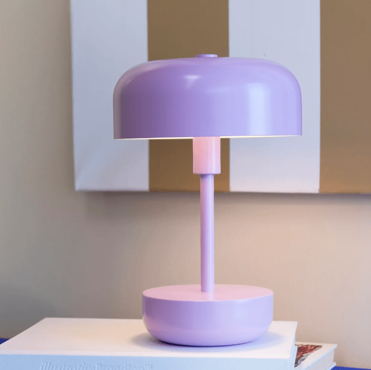 Purpurowa LED-owa lampa stołowa Haipot z ładowaniem USB i klasą szczelności IP44