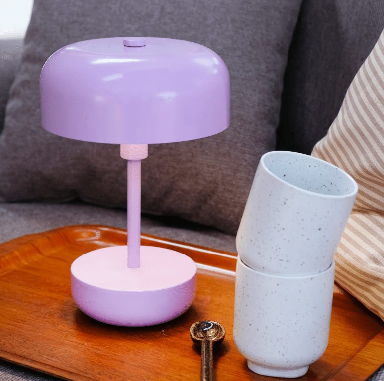 Purpurowa LED-owa lampa stołowa Haipot z ładowaniem USB i klasą szczelności IP44