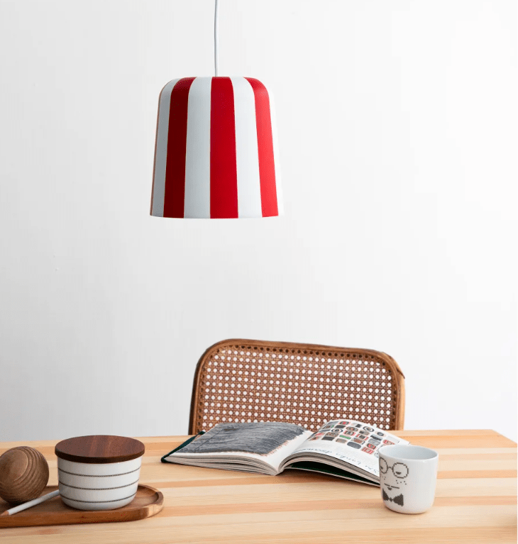 Skandynawska lampa wisząca Gry Fager w odcieniach bordo i bieli