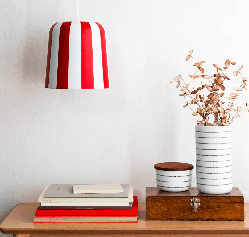 Skandynawska lampa wisząca Gry Fager w odcieniach bordo i bieli