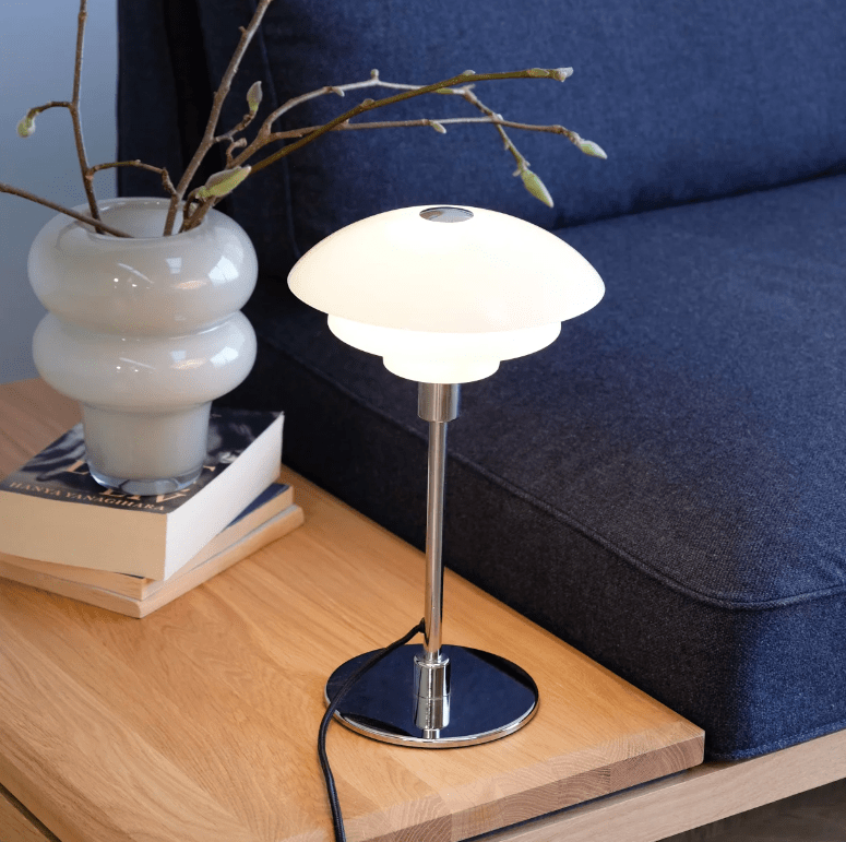 Srebrna lampa stołowa Morph z kloszem wykonanym z trójwarstwowego szkła