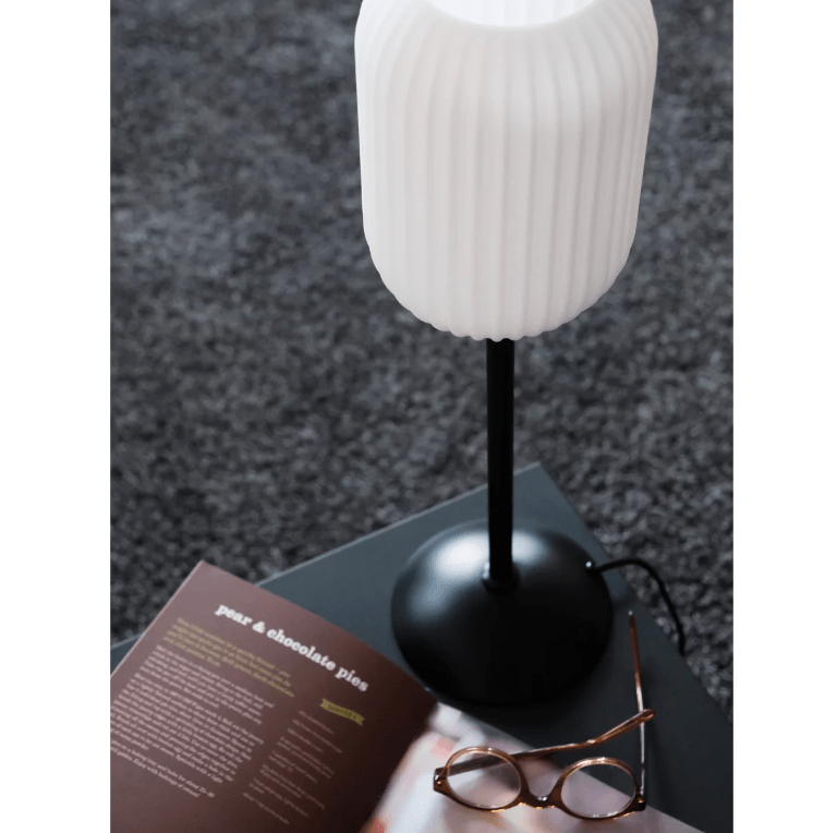 Stylowa lampa stołowa Riflet w biało-czarnej kolorystyce z ryflowanego szkła