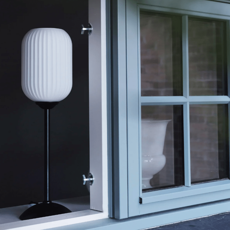 Stylowa lampa stołowa Riflet w biało-czarnej kolorystyce z ryflowanego szkła