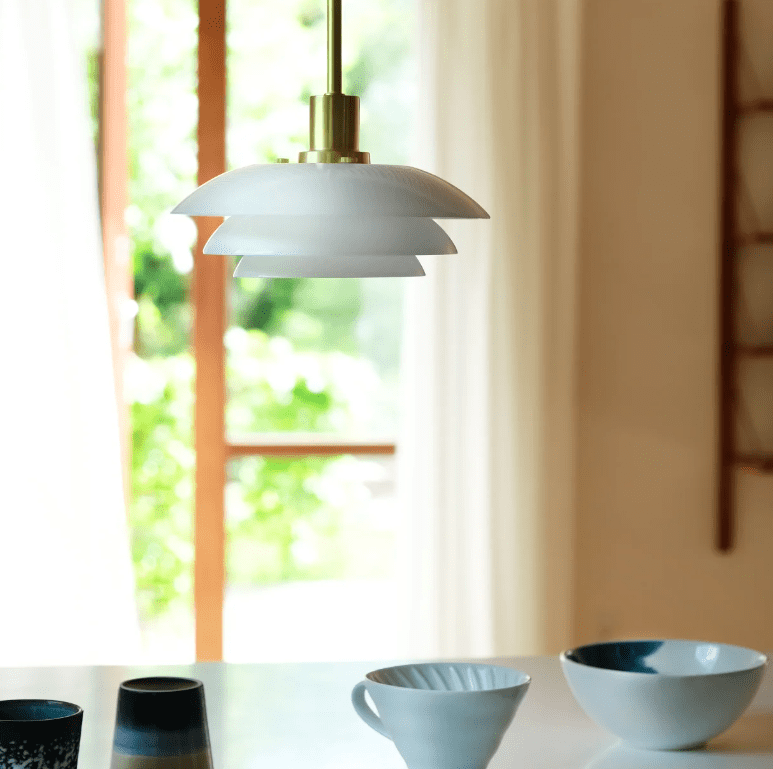 Szklana lampa wisząca z eleganckim złotym mocowaniem nad stolik Morph 20