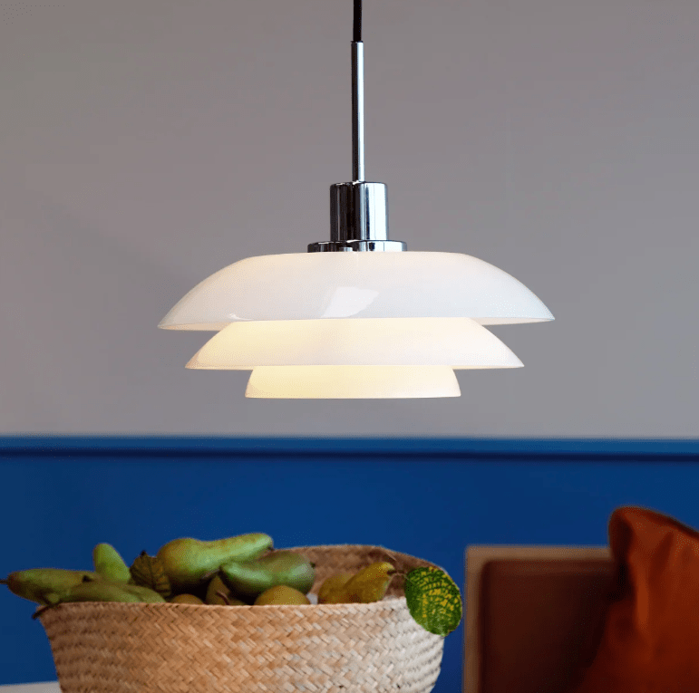 szklana wiszaca lampa morph 31 z eleganckimi srebrnymi zdobieniami idealna nad wyspe kuchenna