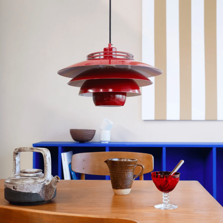 Wisząca lampa Ejka w kolorze wiśniowym o średnicy 38 cm w stylu retro