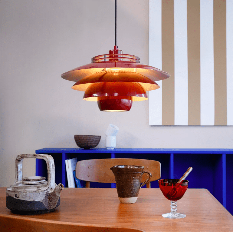 Wisząca lampa Ejka w kolorze wiśniowym o średnicy 38 cm w stylu retro