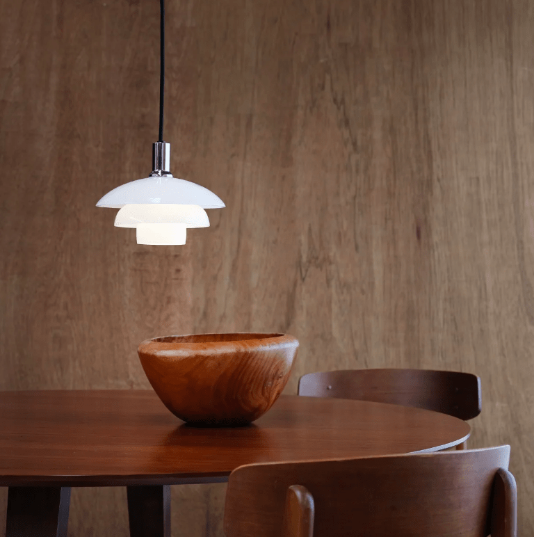 Wisząca lampa Morph 21 w białym kolorze z elementami ze szkła i srebrnymi detalami