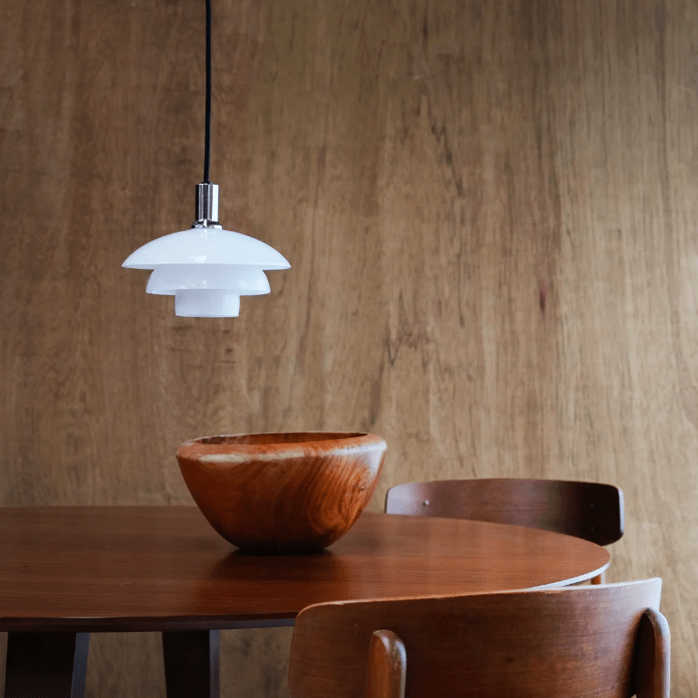 Wisząca lampa Morph 21 w białym kolorze z elementami ze szkła i srebrnymi detalami