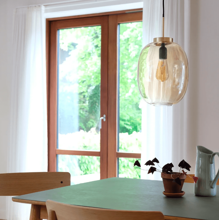 Złocista lampa wisząca Café DL39 od Dyberg Larsen, idealna nad stół