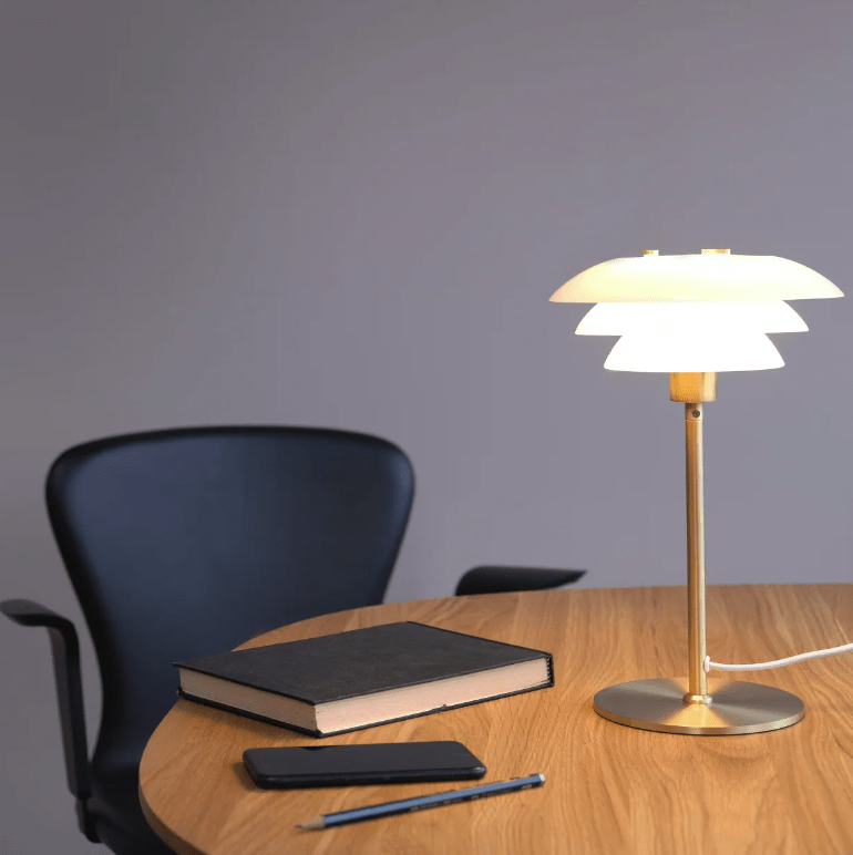 Złota lampka stołowa Morph 20 z białym kloszem do sypialni