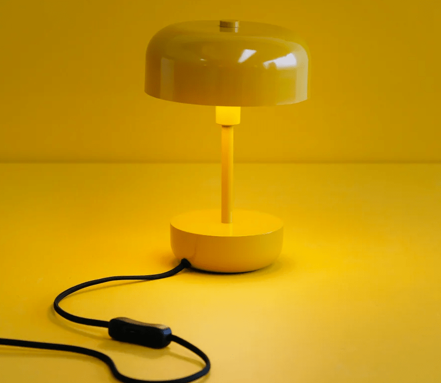 Żółta lampka biurkowa Haipot w kolorze Curry