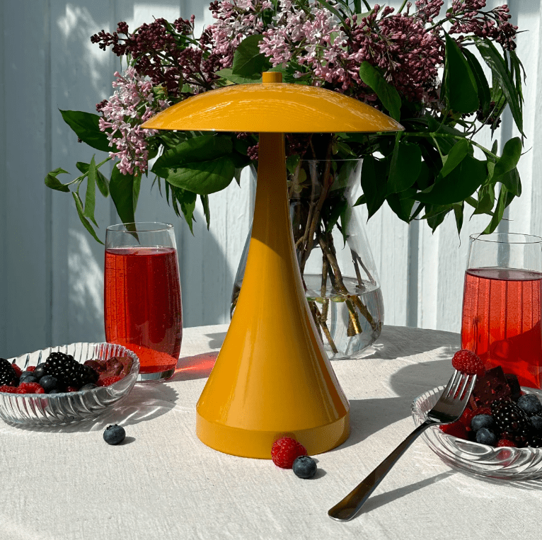 Żółta nocna lampka Vienna LED w odcieniu curry z funkcją ściemniania i ładowaniem USB