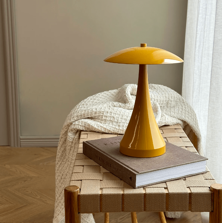 Żółta nocna lampka Vienna LED w odcieniu curry z funkcją ściemniania i ładowaniem USB