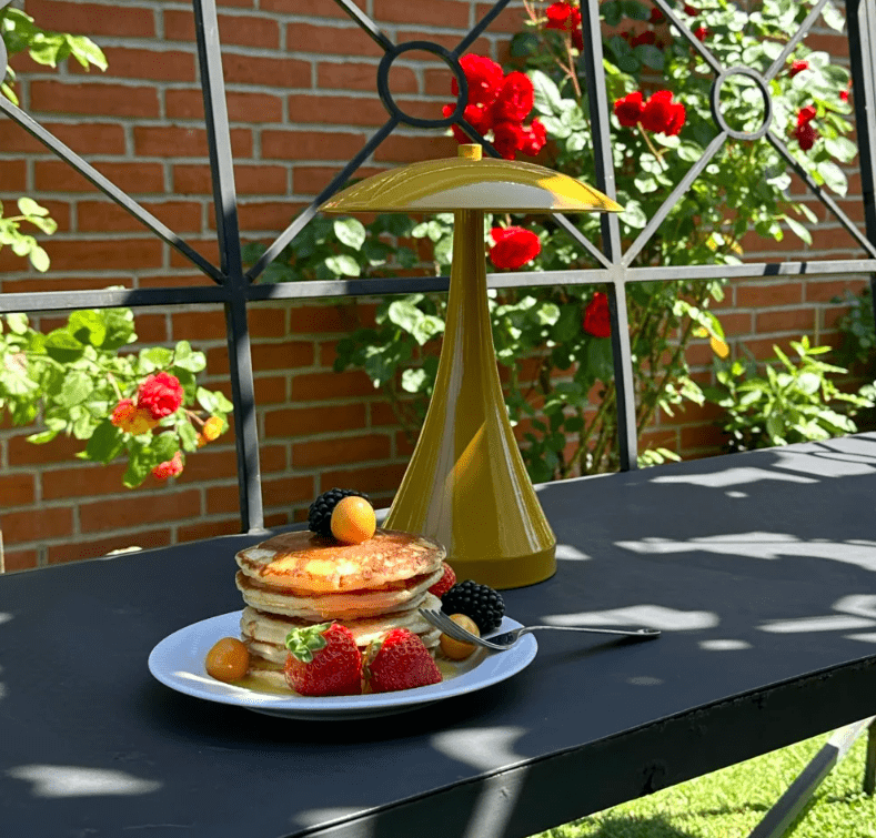 Żółta nocna lampka Vienna LED w odcieniu curry z funkcją ściemniania i ładowaniem USB