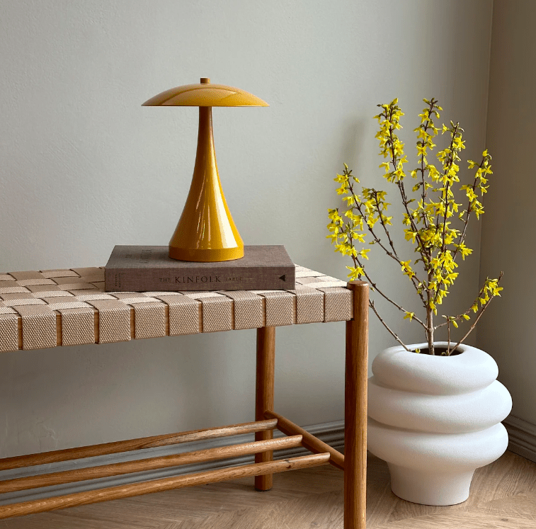 Żółta nocna lampka Vienna LED w odcieniu curry z funkcją ściemniania i ładowaniem USB