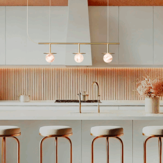 Elegancka lampa wisząca Royal z trzema alabastrowymi kulami nad stół