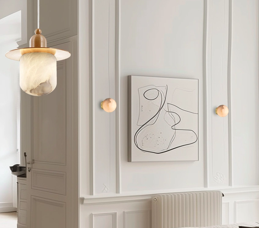 Alabastrowa lampa ścienna Volterra w kształcie kuli z naturalnego kamienia