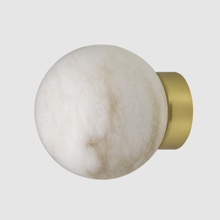 Alabastrowa lampa ścienna Volterra w kształcie kuli z naturalnego kamienia