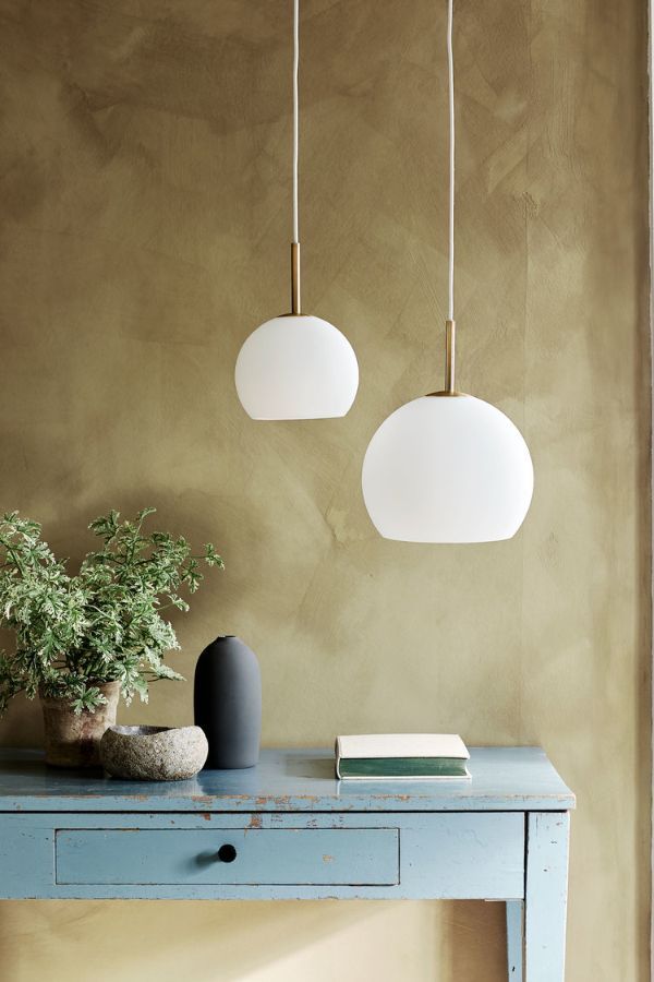 Biała, wisząca lampa Ball Glass 25 to elegancka szklana kula z subtelnymi mosiężnymi akcentami